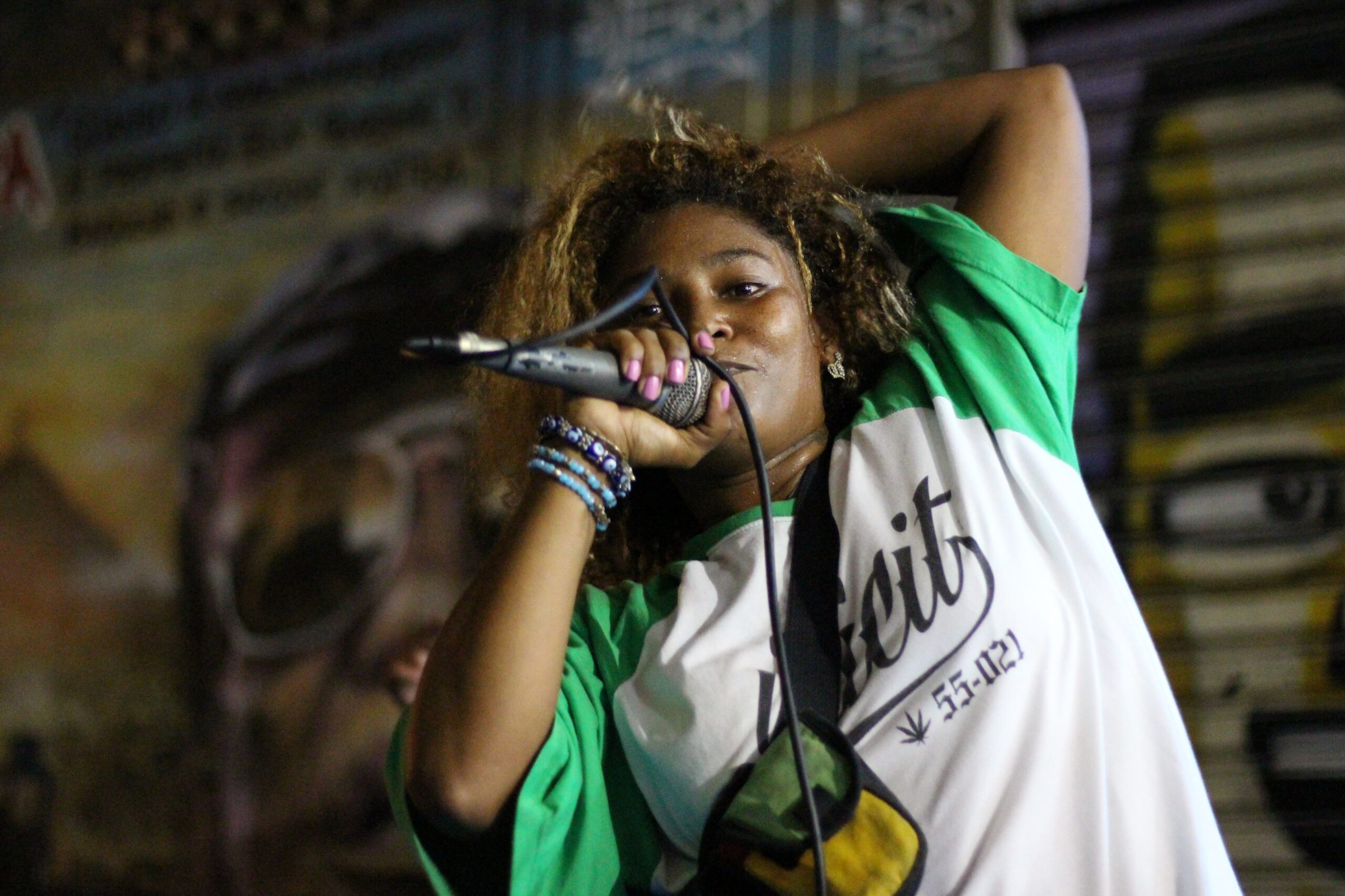 Rapper Bebel du Guetto cantando na Lapa