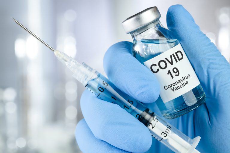 Especialistas defendem que presos devem fazer parte dos grupos prioritários no plano de vacinação contra a Covid-19
