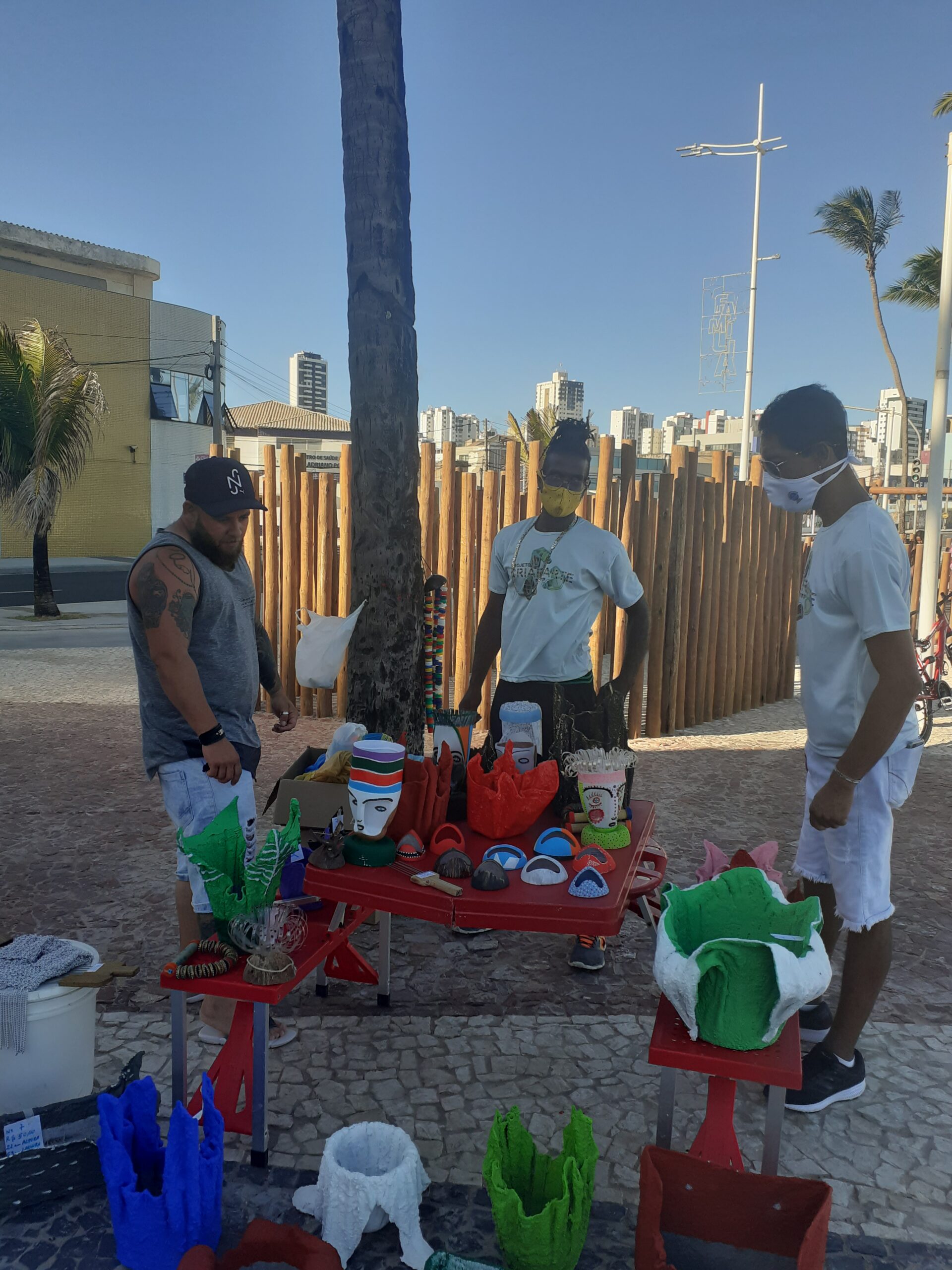 Evento de arte reciclável movimenta orla de Amaralina, em Salvador
