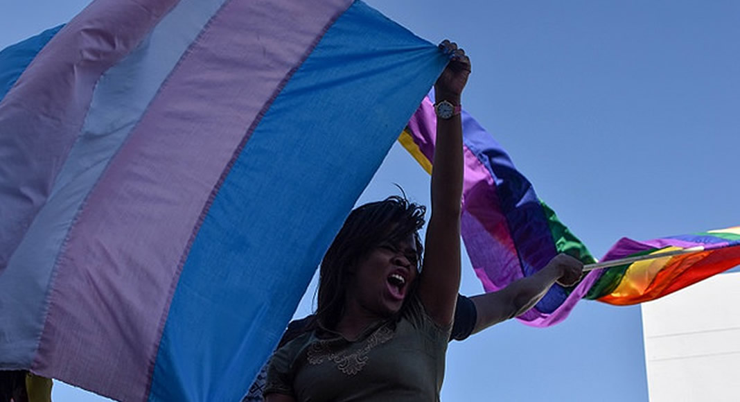 Como é ser trans morando na favela