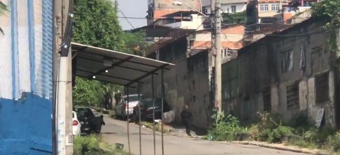 Moradores do Complexo do Alemão relatam intenso tiroteio na favela; ação da PM já dura mais de três horas