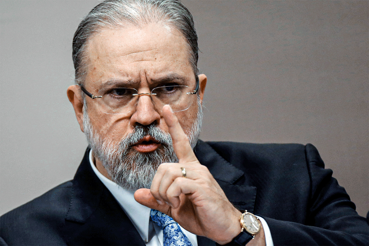 Aras aproveita a confusão e insinua plano infalível para salvar Bolsonaro