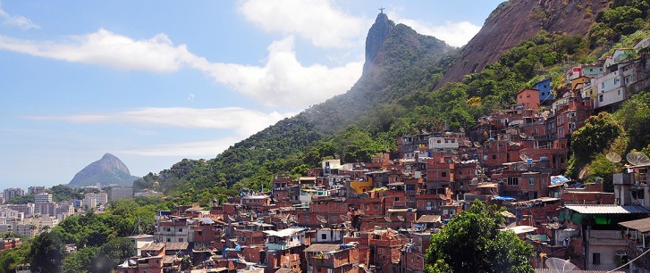 Morador grava vídeo protestando sobre abordagem policial nas favelas