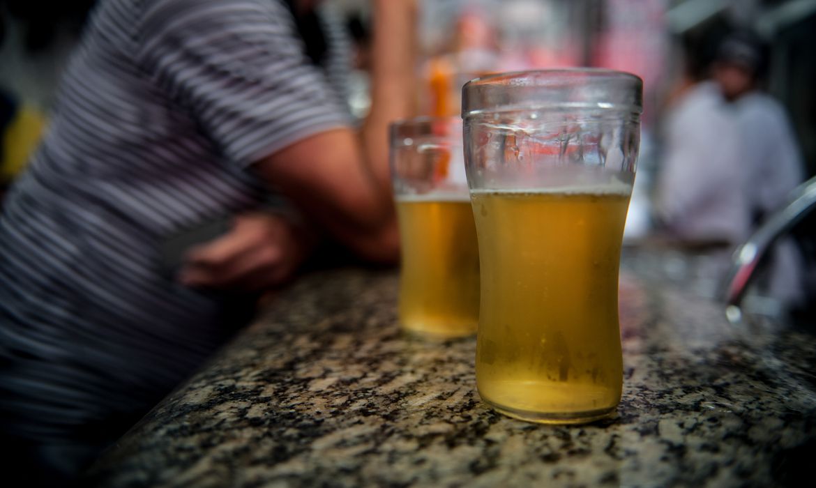 Consumo de álcool entre jovens e adultos dispara na pandemia