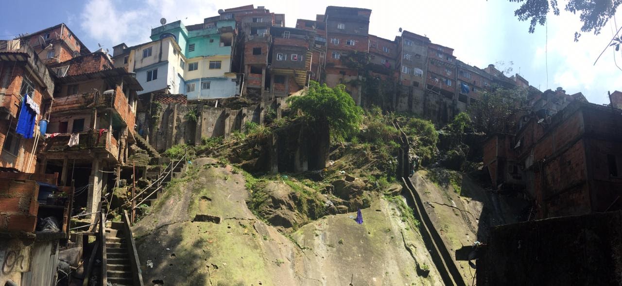 A luta de décadas pelo saneamento básico na Rocinha continua