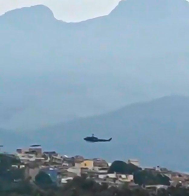 Favela do Jacarezinho amanhece ao som de tiros e helicópteros nesta quarta-feira (06)