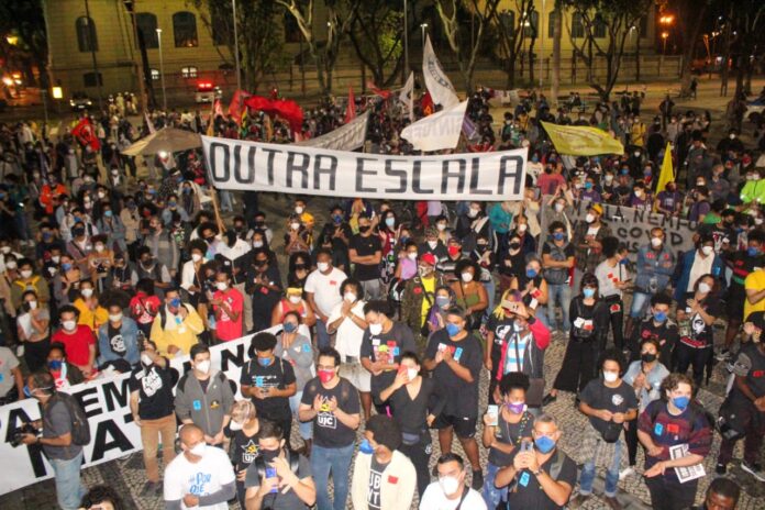 Manifestantes na Cinelândia: Ato pelo dia da Luta antirracista e contra o genocídio da população negra