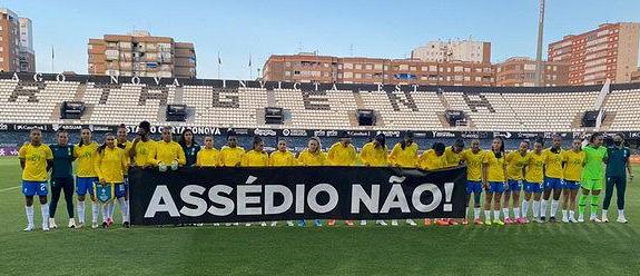 Assédio sexual: jogadoras e comissão técnica da seleção brasileira fazem protesto