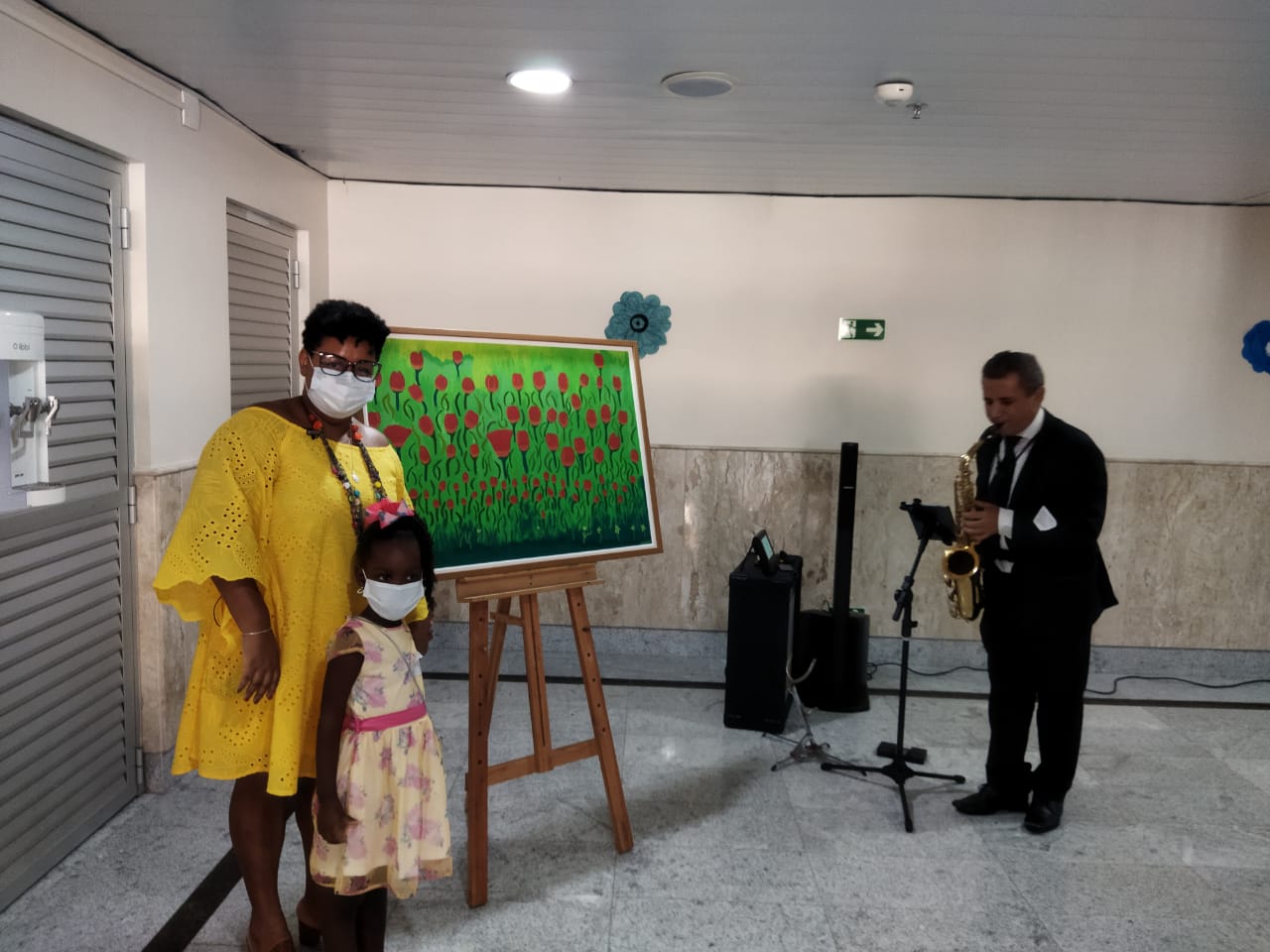 Exposição artística sobre resíduos tem abertura com trilha sonora de saxofonista