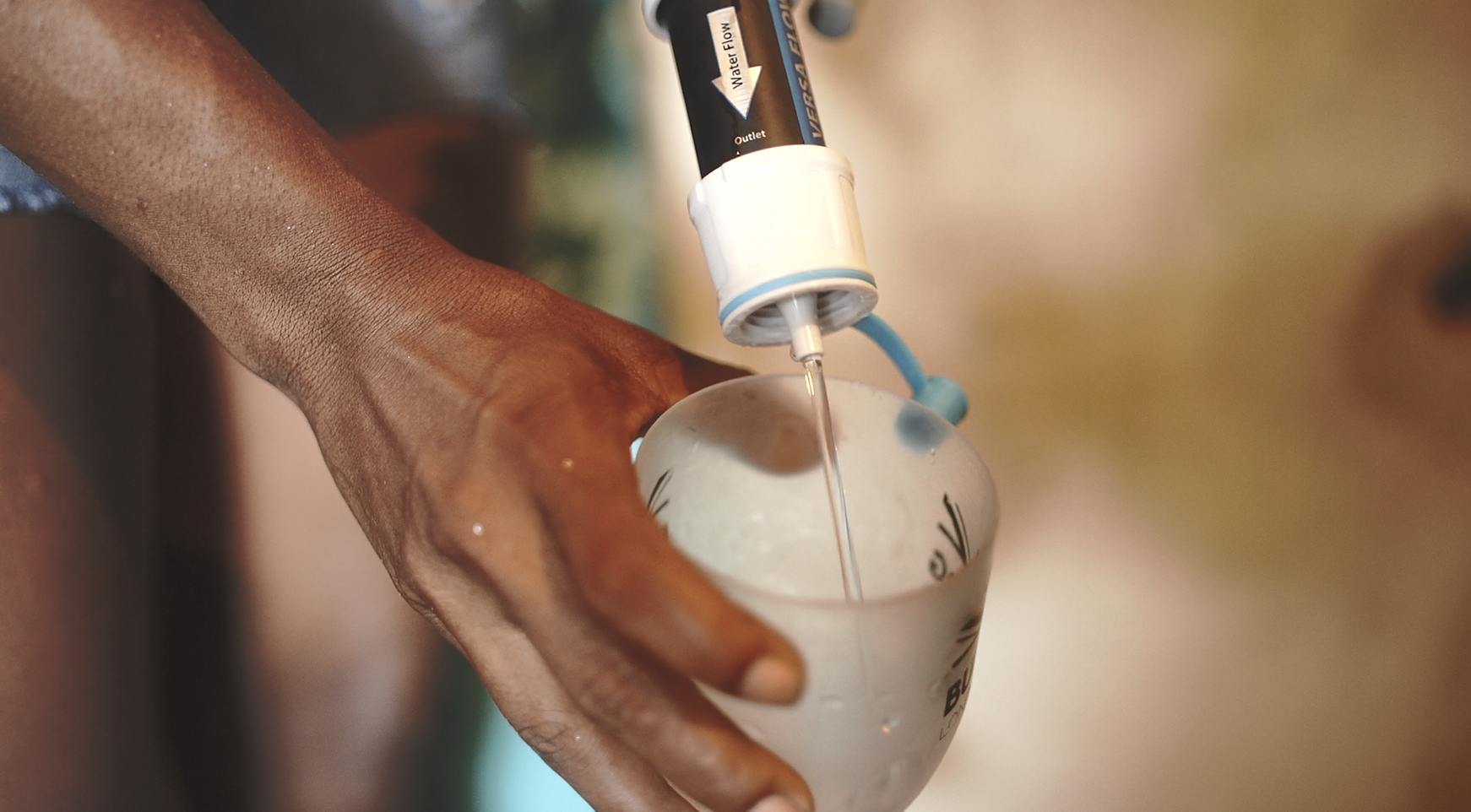 Projeto Água Camelo leva água tratada para pessoas em situação de vulnerabilidade social