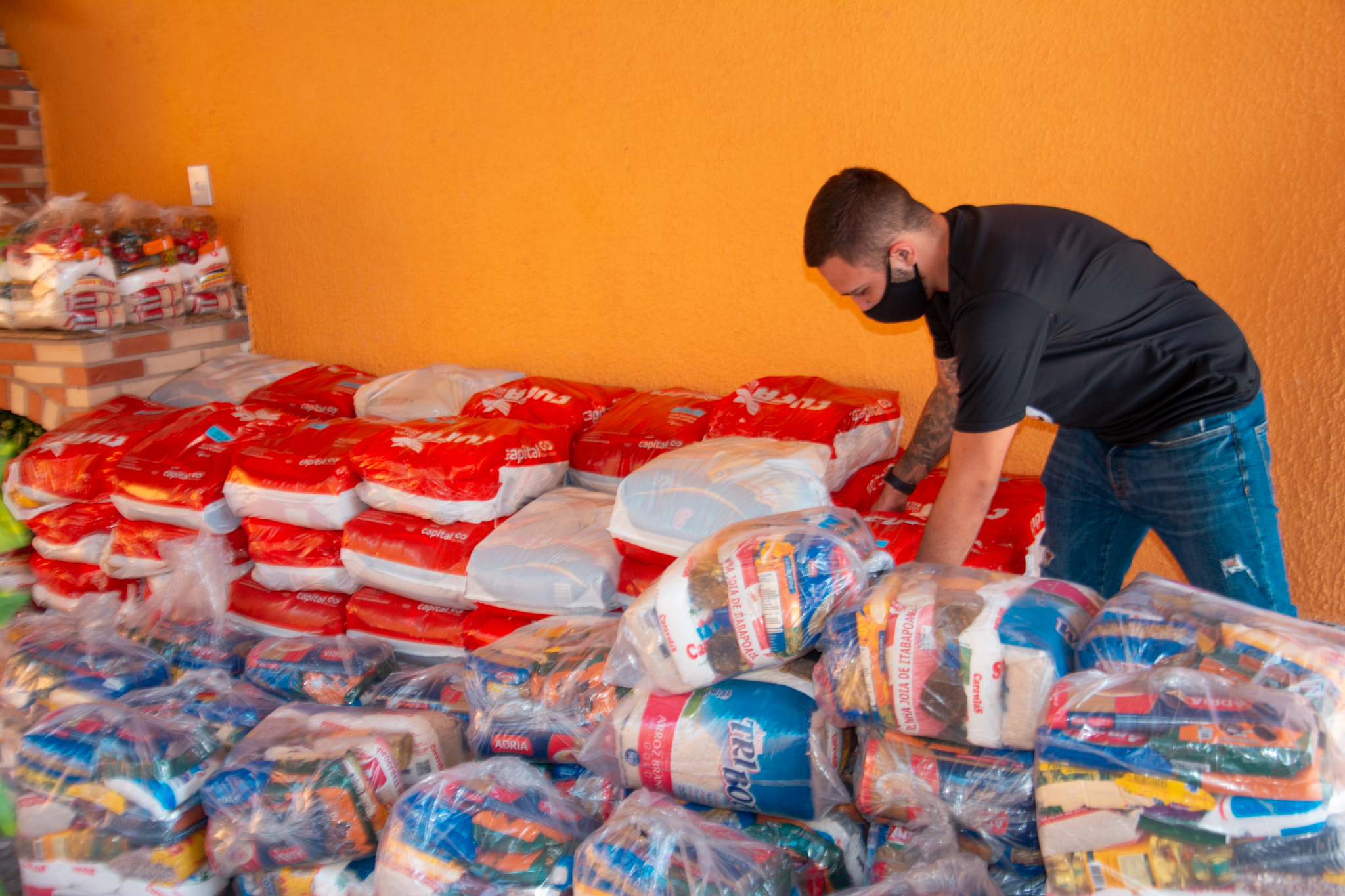 Instituto Juntos pelo Bem faz doação de 250 cestas básicas para moradores de comunidades do Complexo do Lins