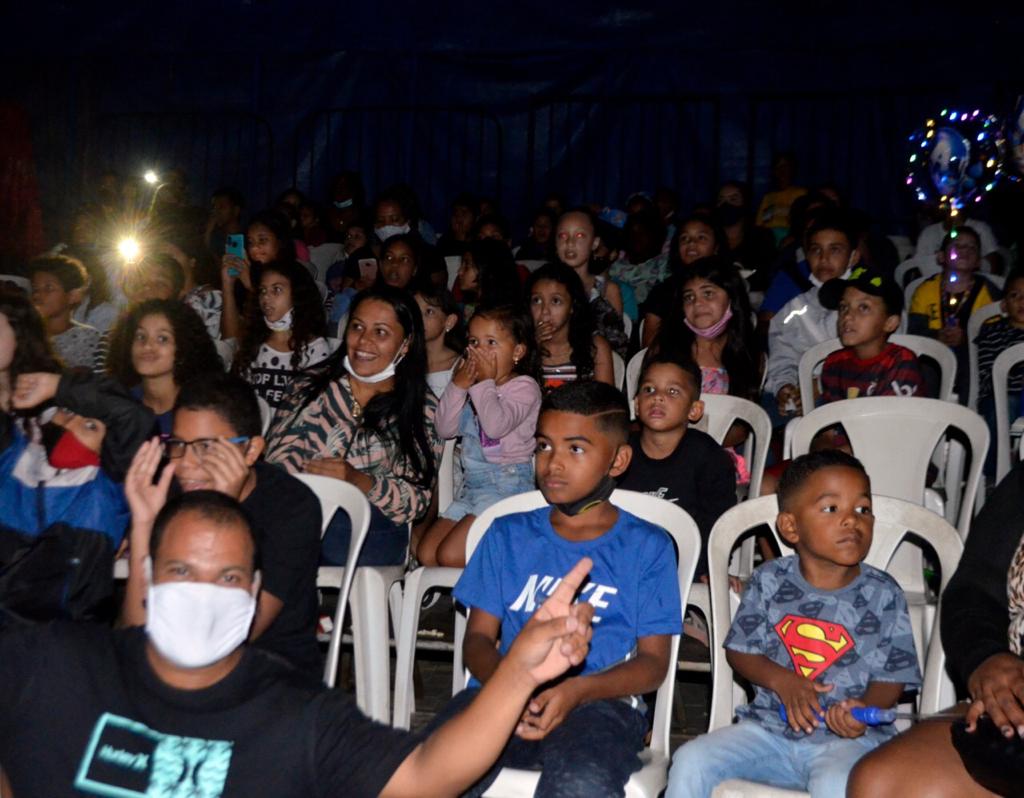 Entre palhaços e malabares, mais de 100 crianças de favelas da Ilha do Governador vivem a experiência da fantasia do circo