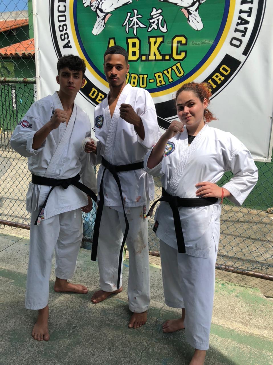 karatecas da Favela do Lagartixa (RJ) se tornam faixas pretas