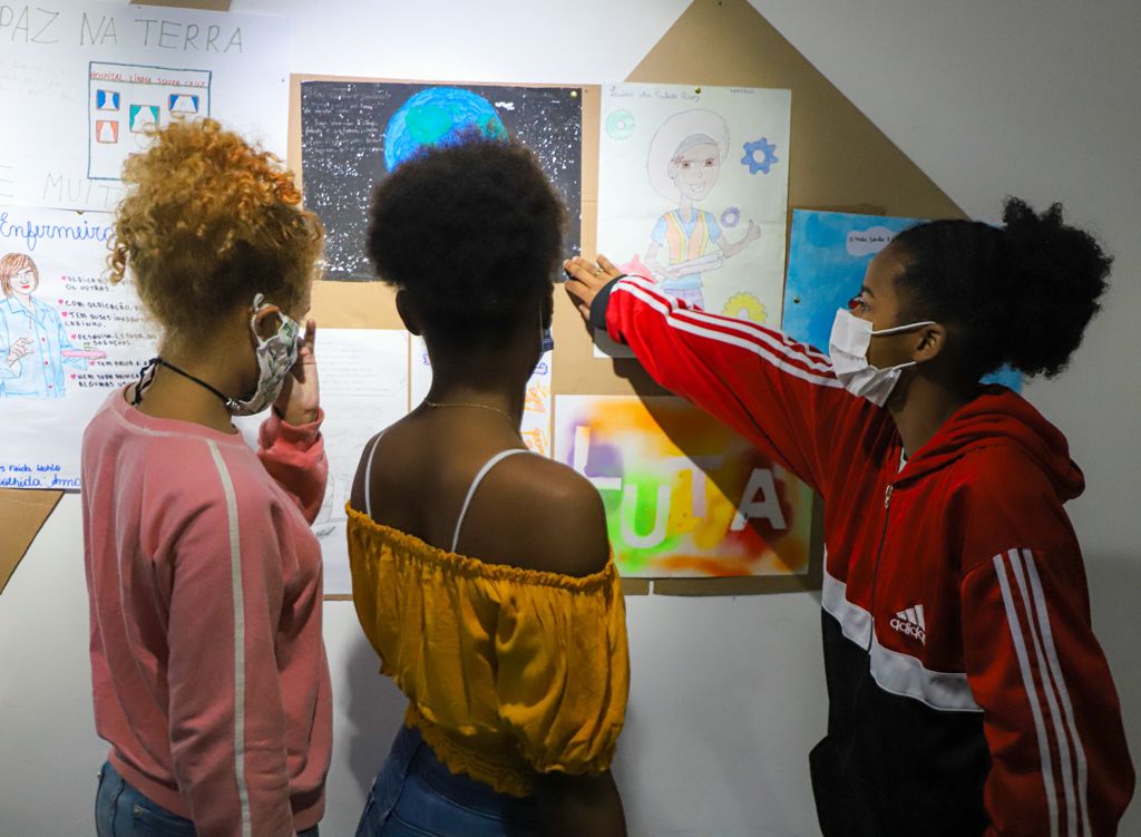 Jovens em vulnerabilidade social participam da 20ª Bienal do Livro no Rio de Janeiro