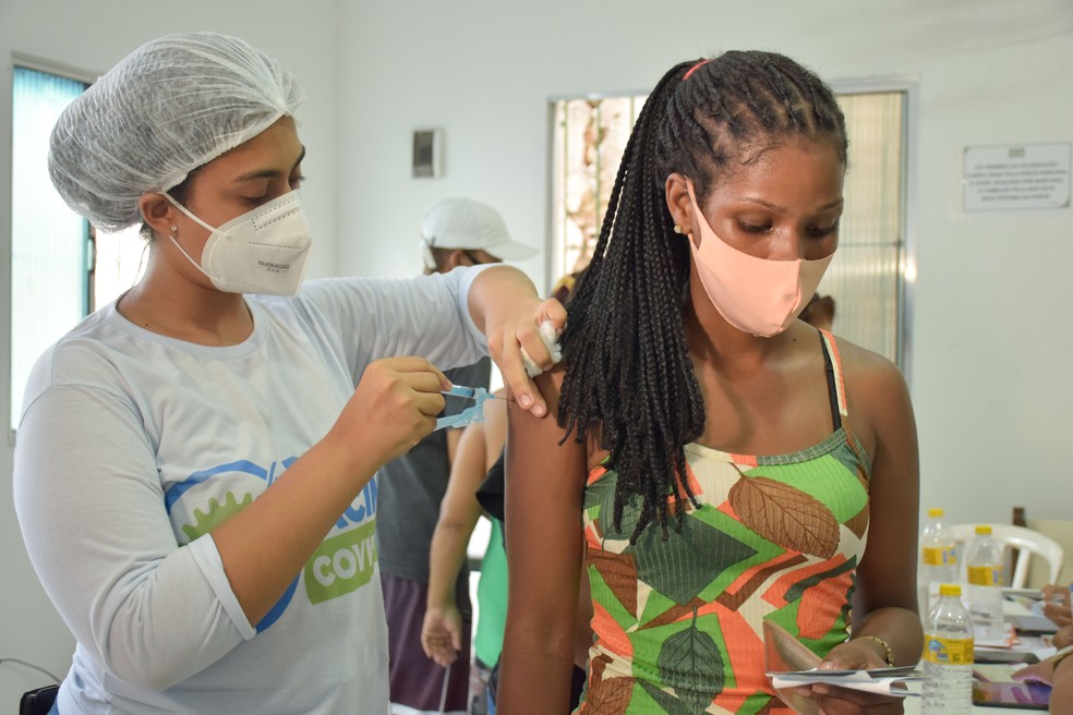 Comunidades no Recife recebem vacinação itinerante contra a Covid-19
