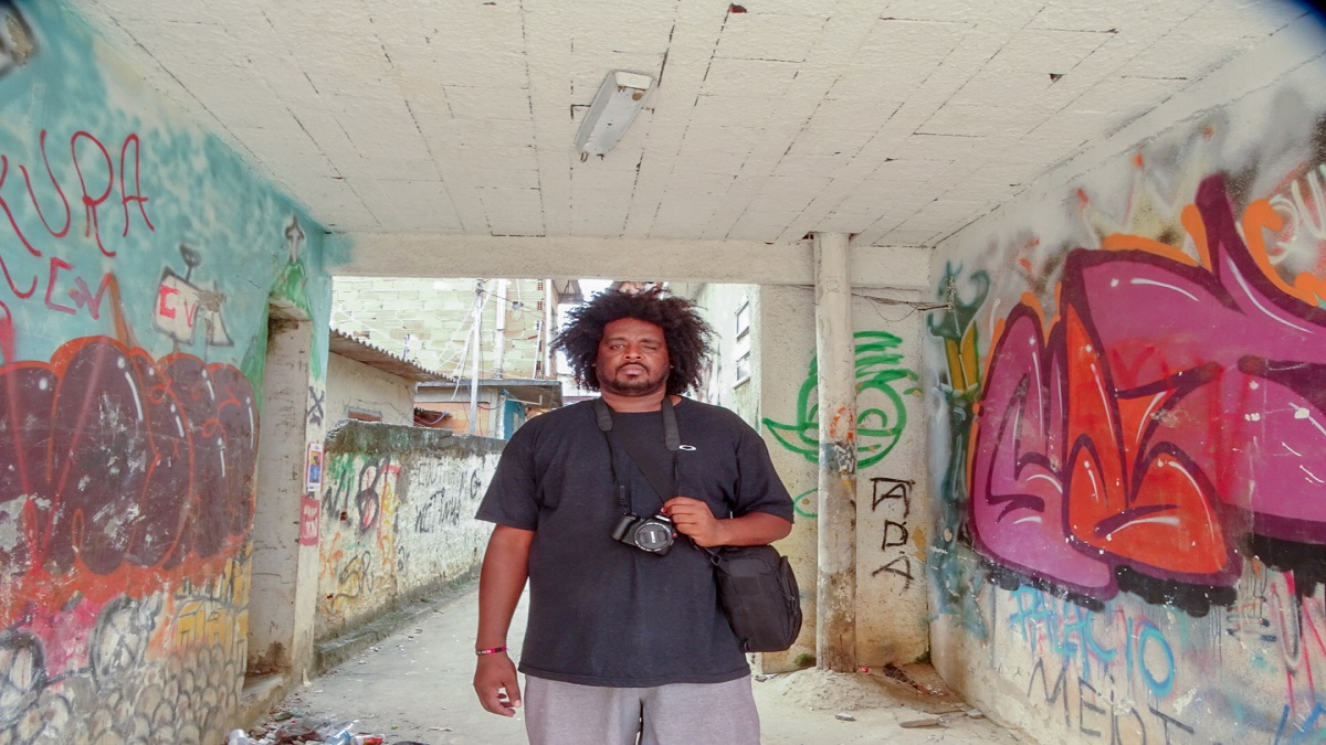 Fotógrafo de favela recebe homenagem em forma de cordel em Niterói