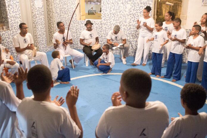 Associação oferece aulas de capoeira para crianças e adolescentes no Nordeste de Amaralina