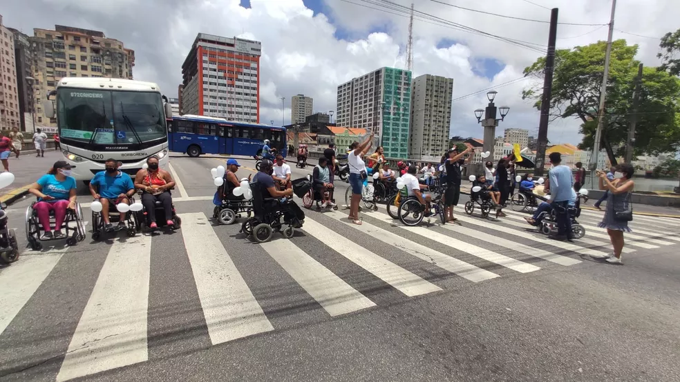 Recife: cadeirantes exigem melhores condições de acessibilidade em transporte público