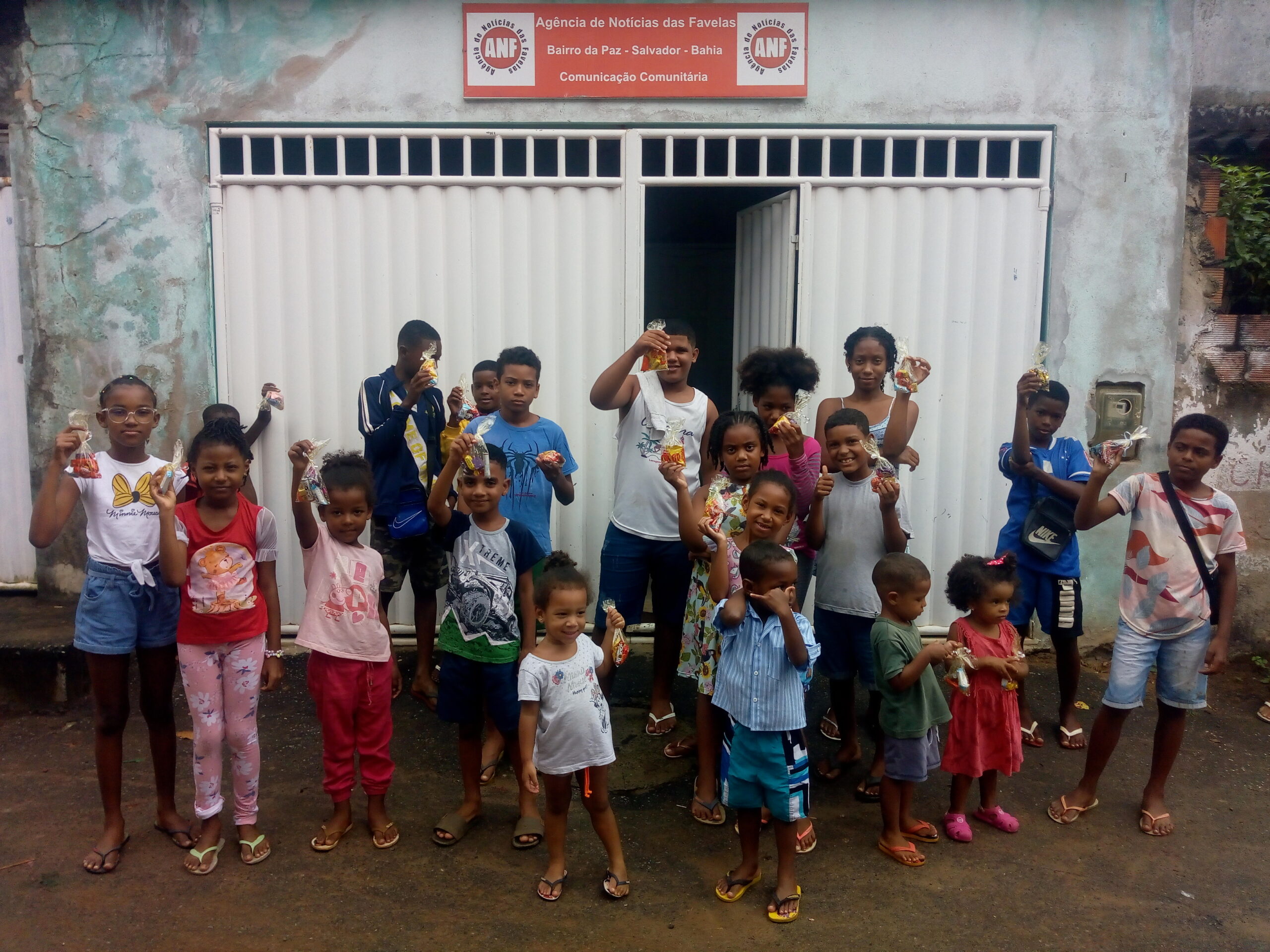Páscoa Solidária: ANF distribuí chocolates para crianças da periferia de Salvador