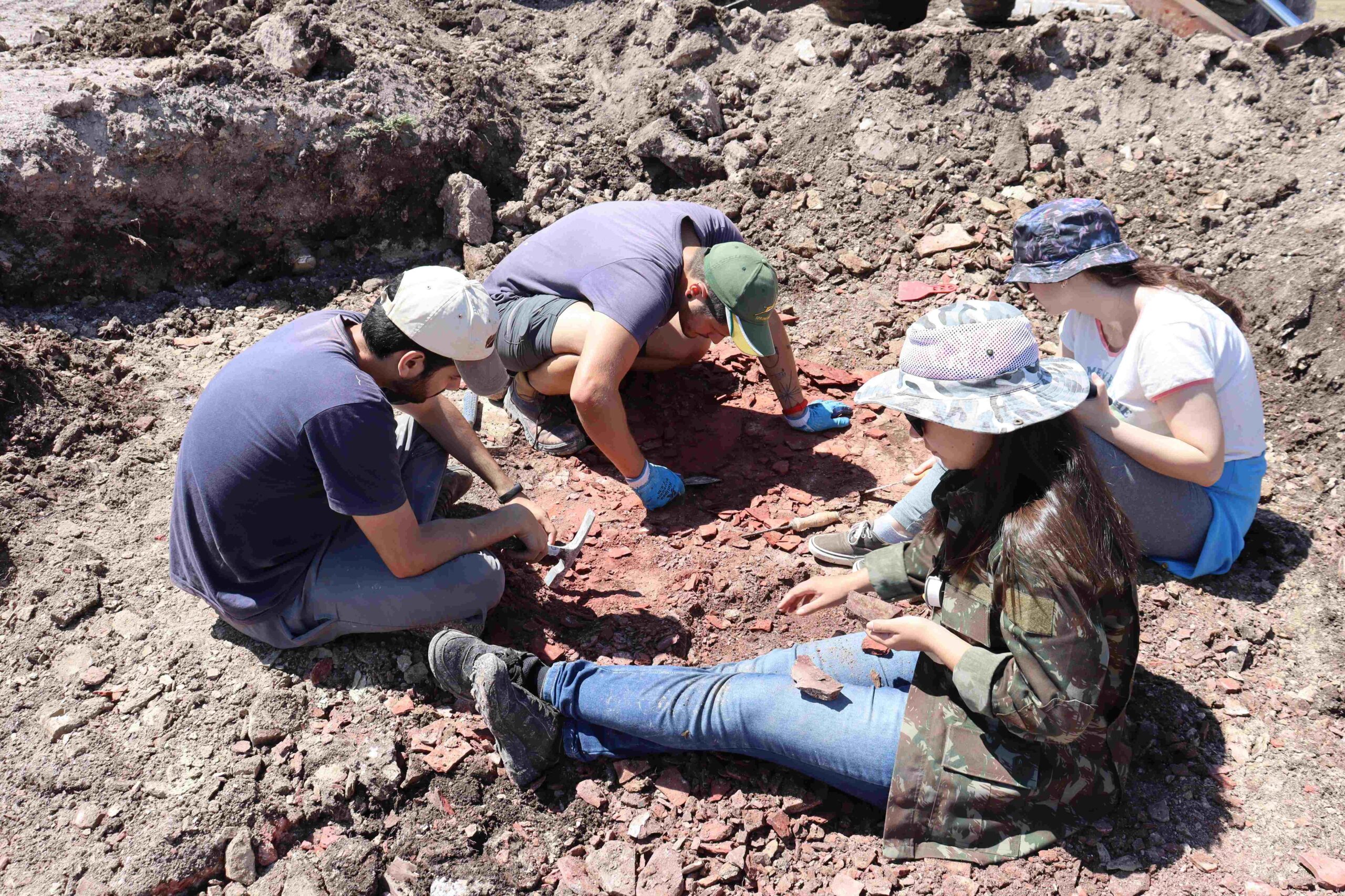 Mais de 100 fósseis são encontrados em sítio paleontológico perdido no RS