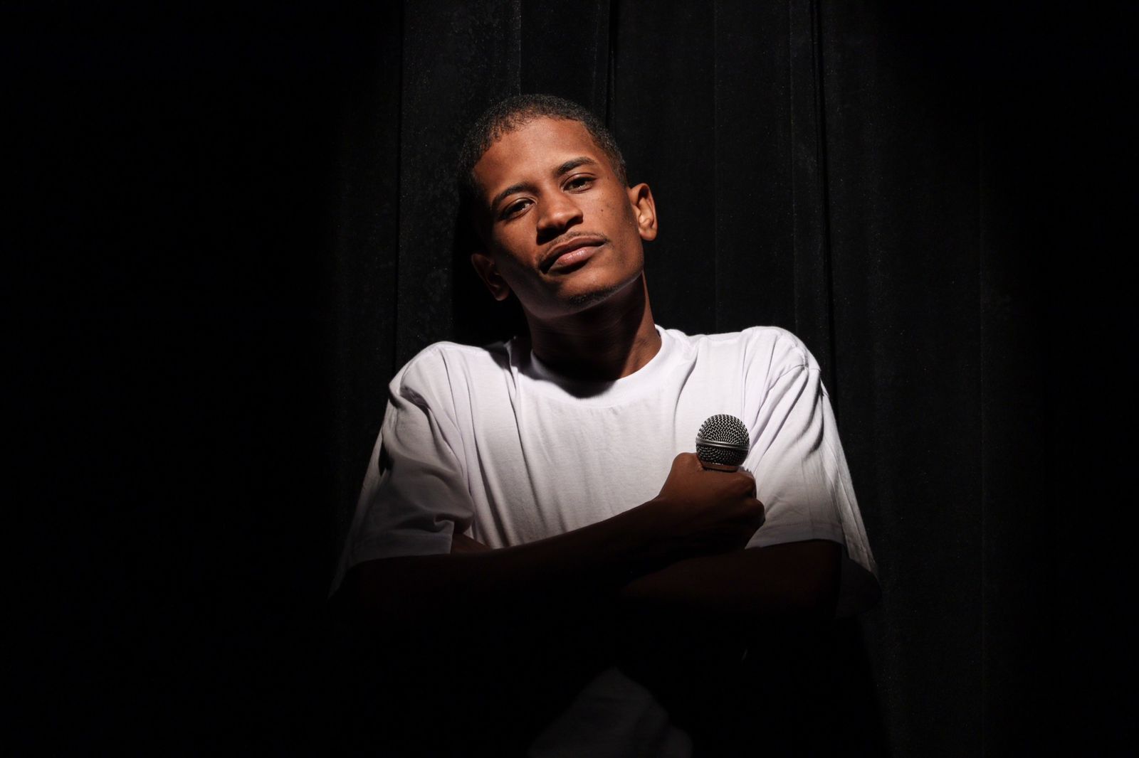 Humor das quebradas: noites de stand-Up no Teatro Café Pequeno reúnem jovens comediantes das periferias cariocas