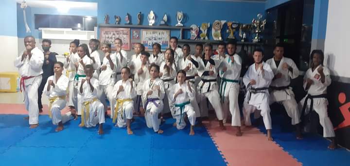 Karatecas buscam ajuda para competir no Campeonato Brasileiro, em São Paulo