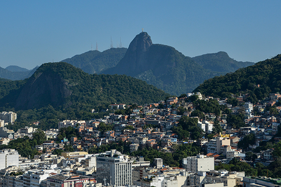 Favela da Babilônia e Chapéu Mangueira com o Cristo Redentor ao fundo (Foto: Jorge Castro Henriques).