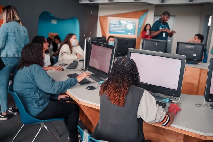Conteúdos oferecidos visam capacitar alunos para o mercado de trabalho crescente no setor de tecnologia. (Foto: Christiane Odara). Conteúdos oferecidos visam capacitar alunos para o mercado de trabalho crescente no setor de tecnologia. (Foto: Christiane Odara).