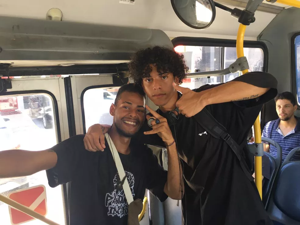 Maceió: ‘Trilhando um sonho’- rappers fazem rima de improviso nos ônibus