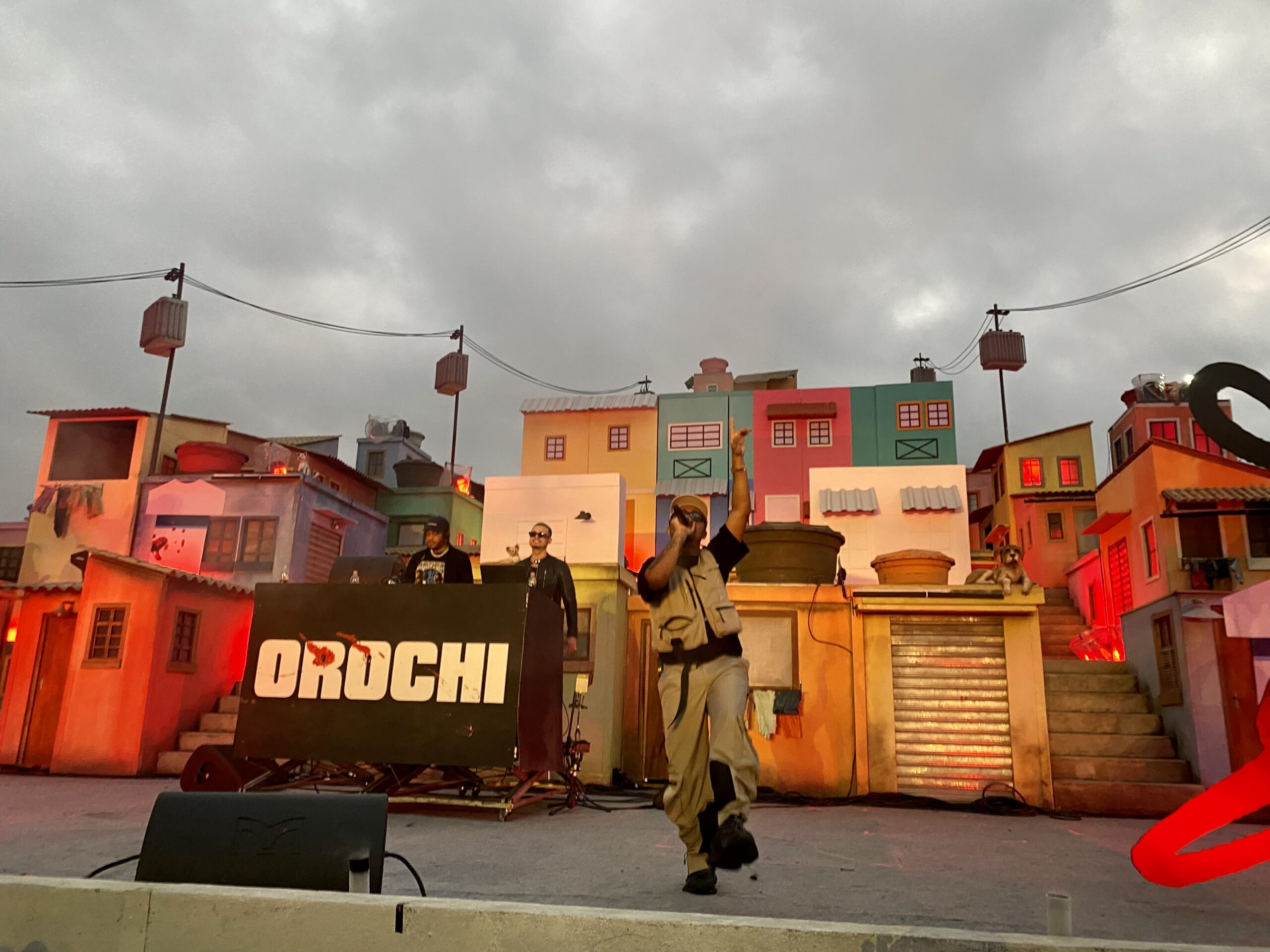 Orochi faz show lotado no Espaço Favela