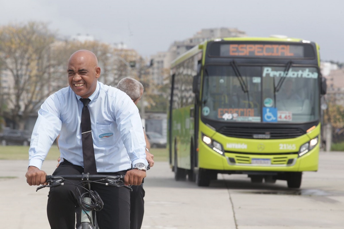 Motoristas de ônibus trocam de lugar com ciclistas para ação educativa em Niterói