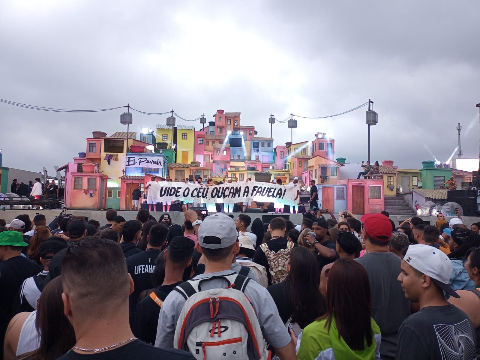 El Pavuna leva samba e mensagem de resistência ao Espaço Favela