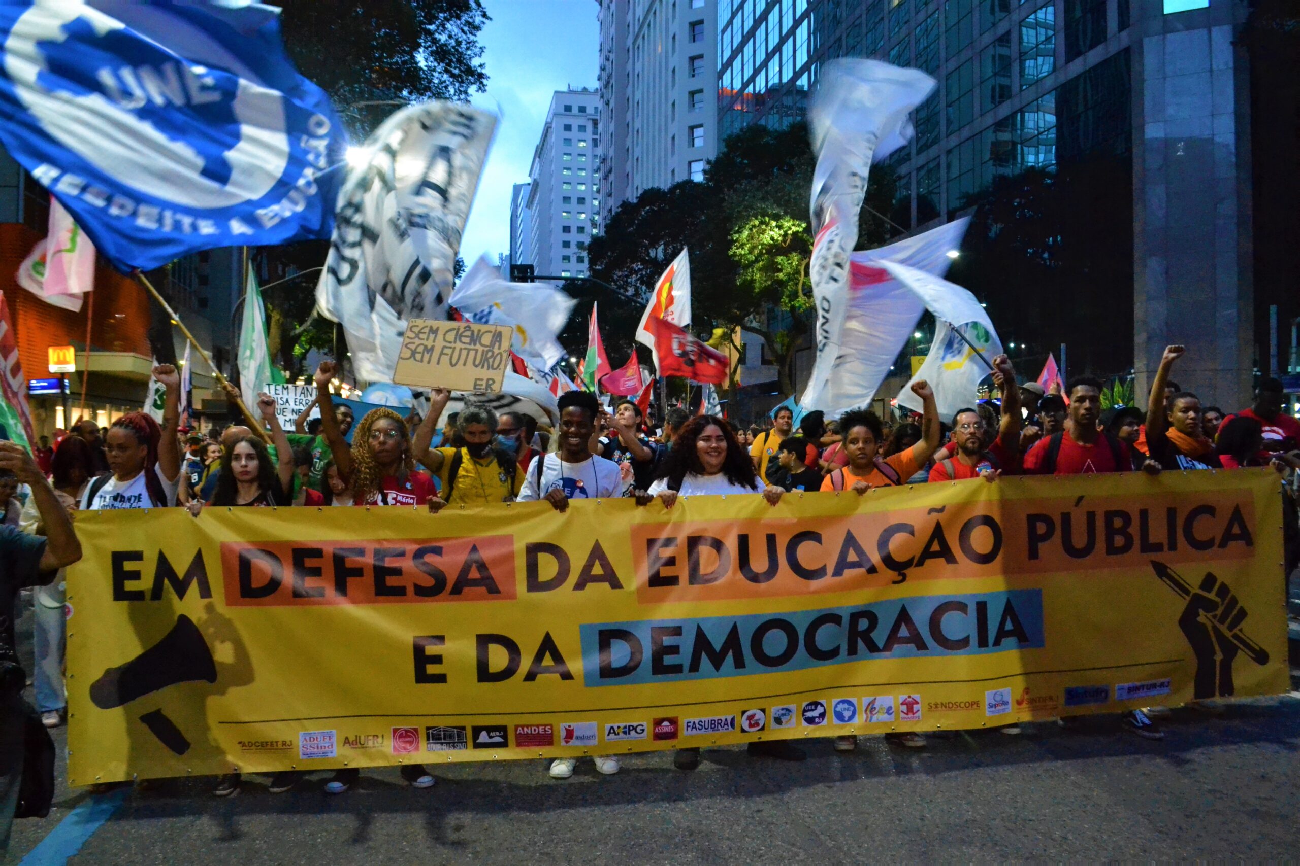 Estudantes realizam ato pela educação no Rio