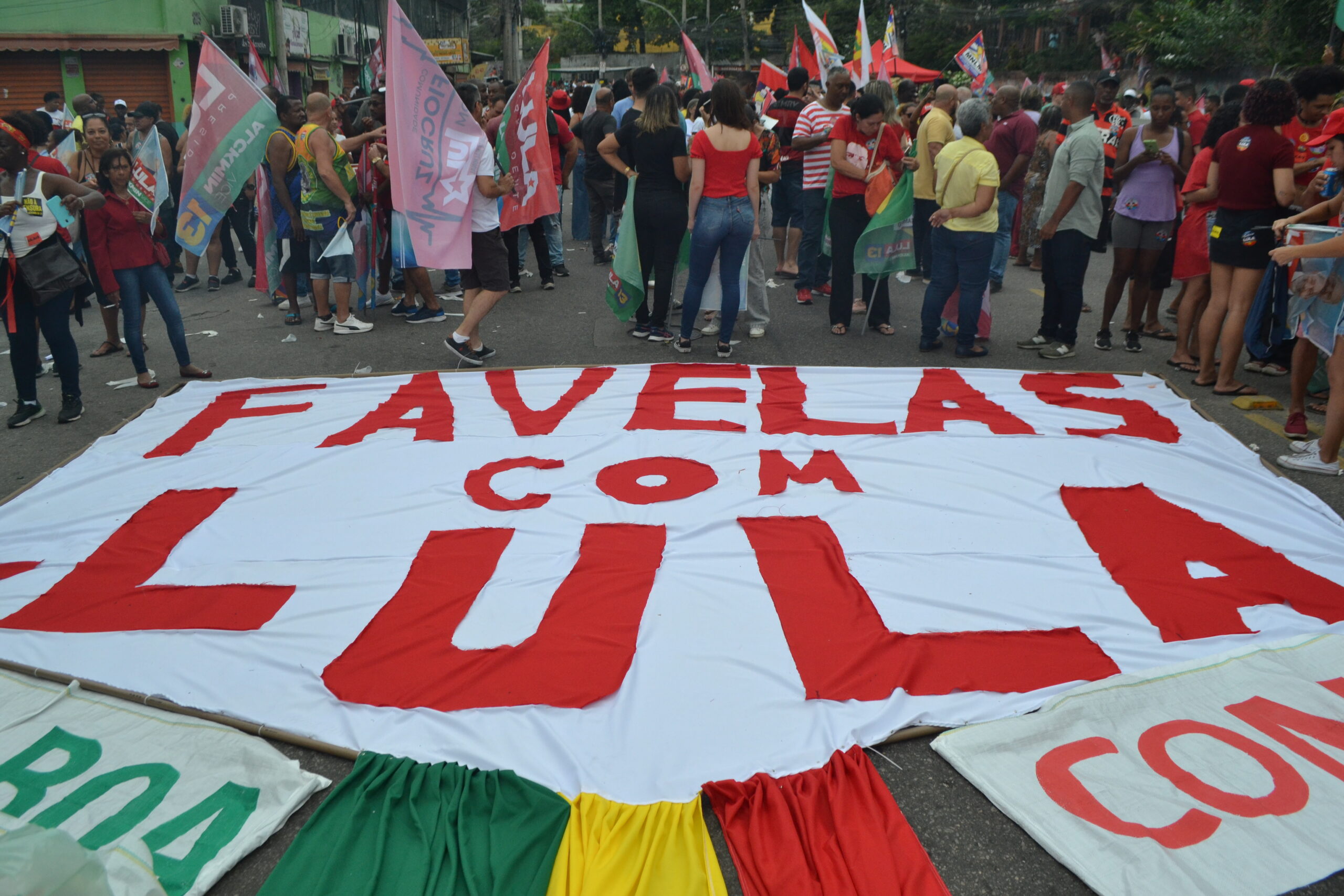 Lula caminha com o povo no Complexo do Alemão