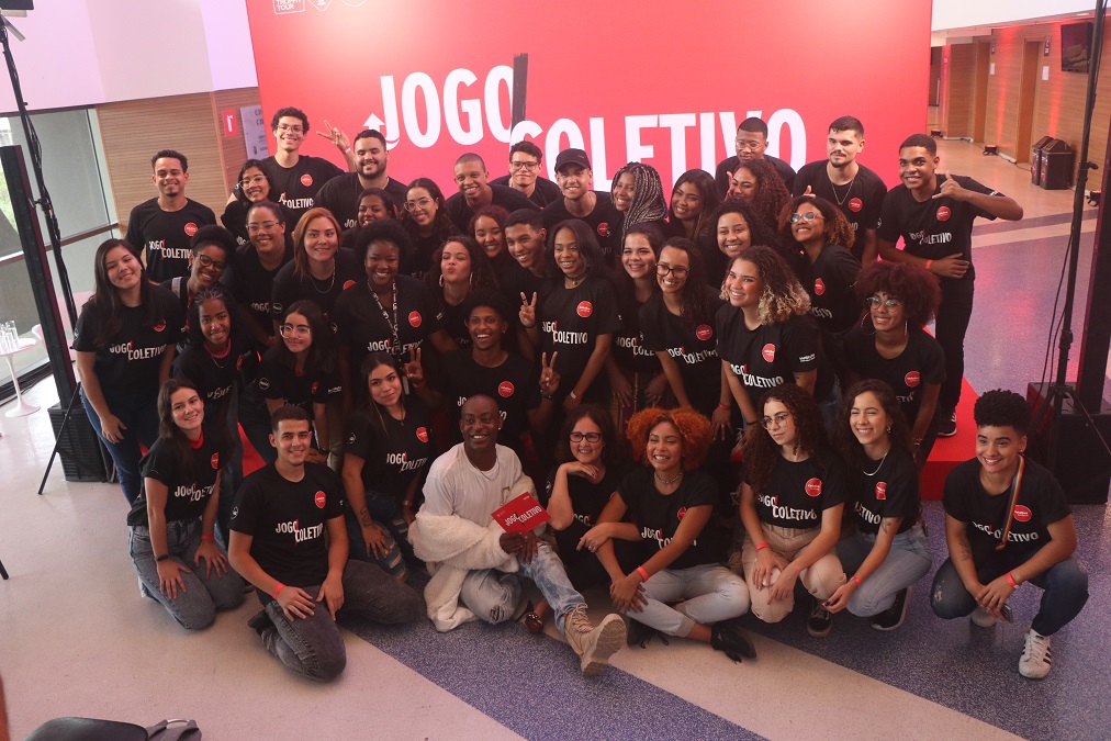 Em evento com Cafu, patrocinadora exibe taça da Copa da Mundo de