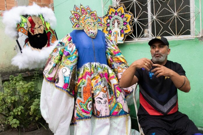 Desfile fora de época de bate-bolas agita Madureira - ANF - Agência de Notícias das Favelas | Desfile fora de época de bate-bolas agita Madureira - ANF - Agência de Notícias das Favelas |