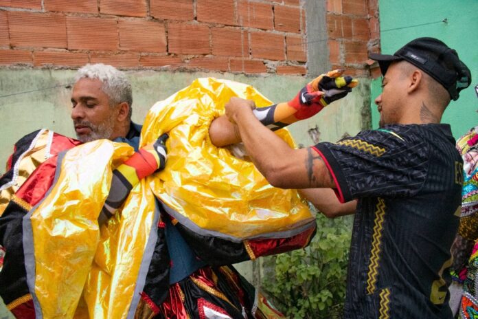 Desfile fora de época de bate-bolas agita Madureira - ANF - Agência de Notícias das Favelas | Desfile fora de época de bate-bolas agita Madureira - ANF - Agência de Notícias das Favelas |