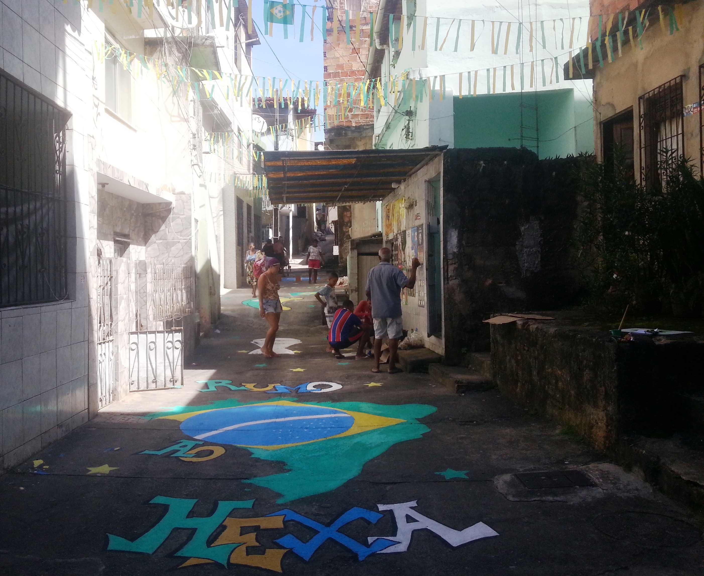 Salvador: moradores de Santa Cruz pintam rua “Rumo ao Hexa no Qatar”