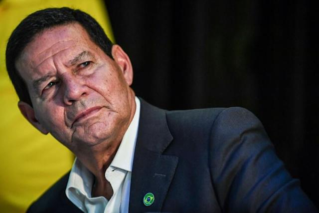 O senador Mourão ainda pensa numa solução militar para sair das quatro linhas