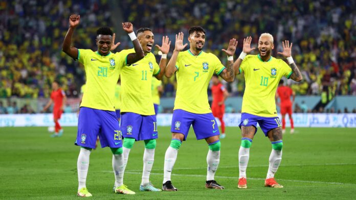 Jogadores da seleção brasileira dançando em comemoração do gol