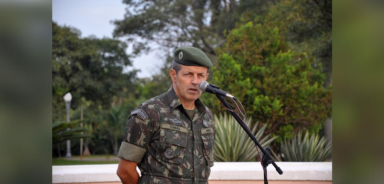 General Arruda desobedece Lula e perde comando do Exército na hora