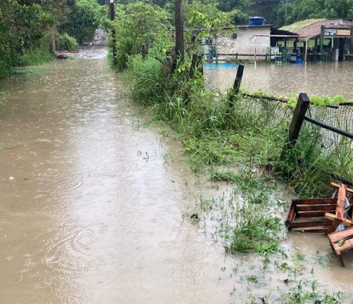 Chuva alaga bairros em Niterói, como Engenho do Mato, dos mais afetados