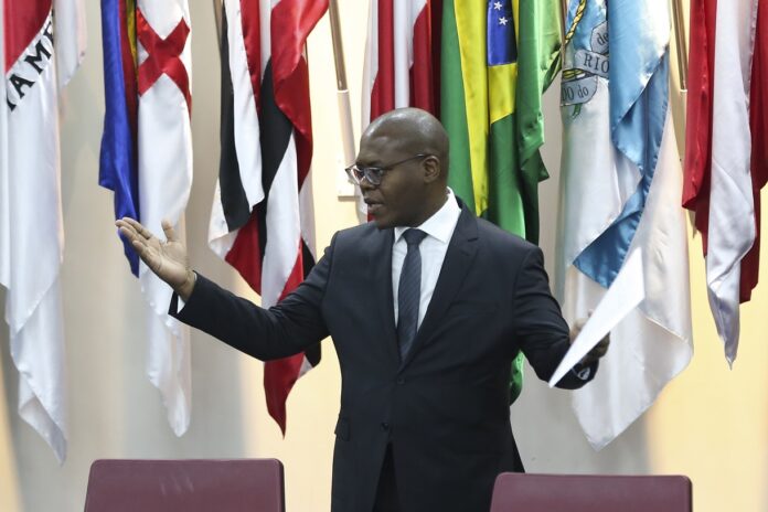 O ministro dos Direitos Humanos e da Cidadania, Silvio Almeida, assume o cargo em cerimônia no auditório do Ministério dos Direitos Humanos e da Cidadania (MDHC)