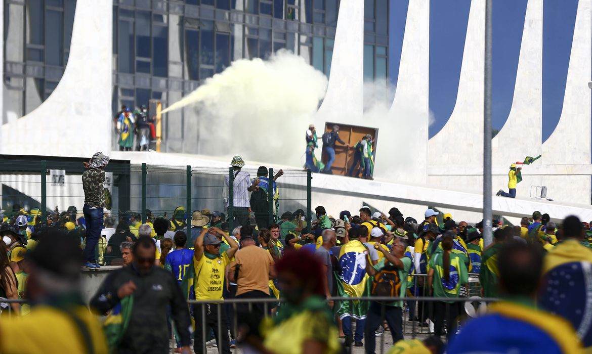 Políticos pressionam Bolsonaro a voltar e assumir o golpe