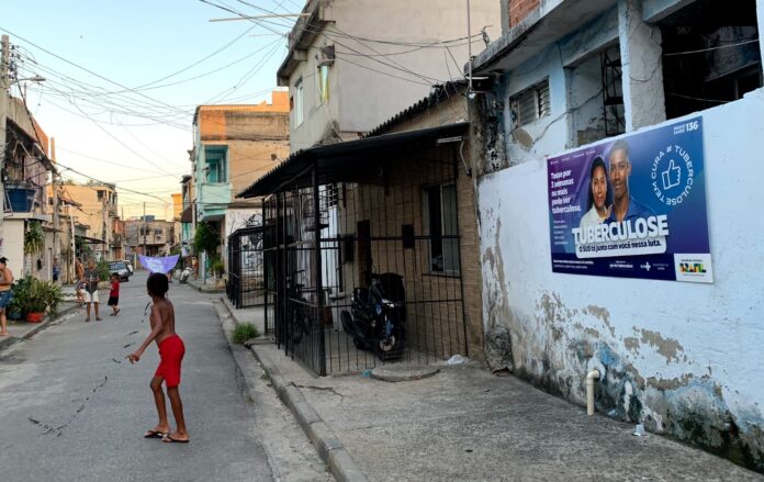 Minidoor social instalado na favela de Acari