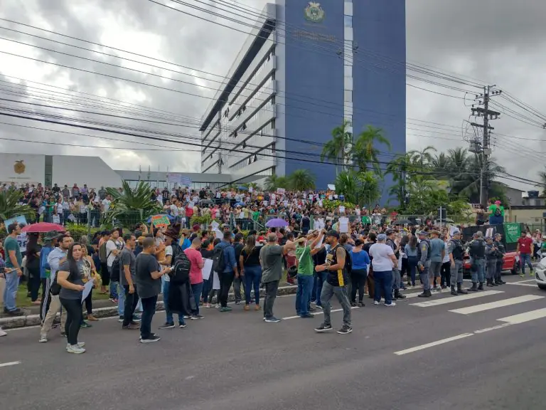 Professores recusam reajuste de 14% e mantêm greve no Amazonas