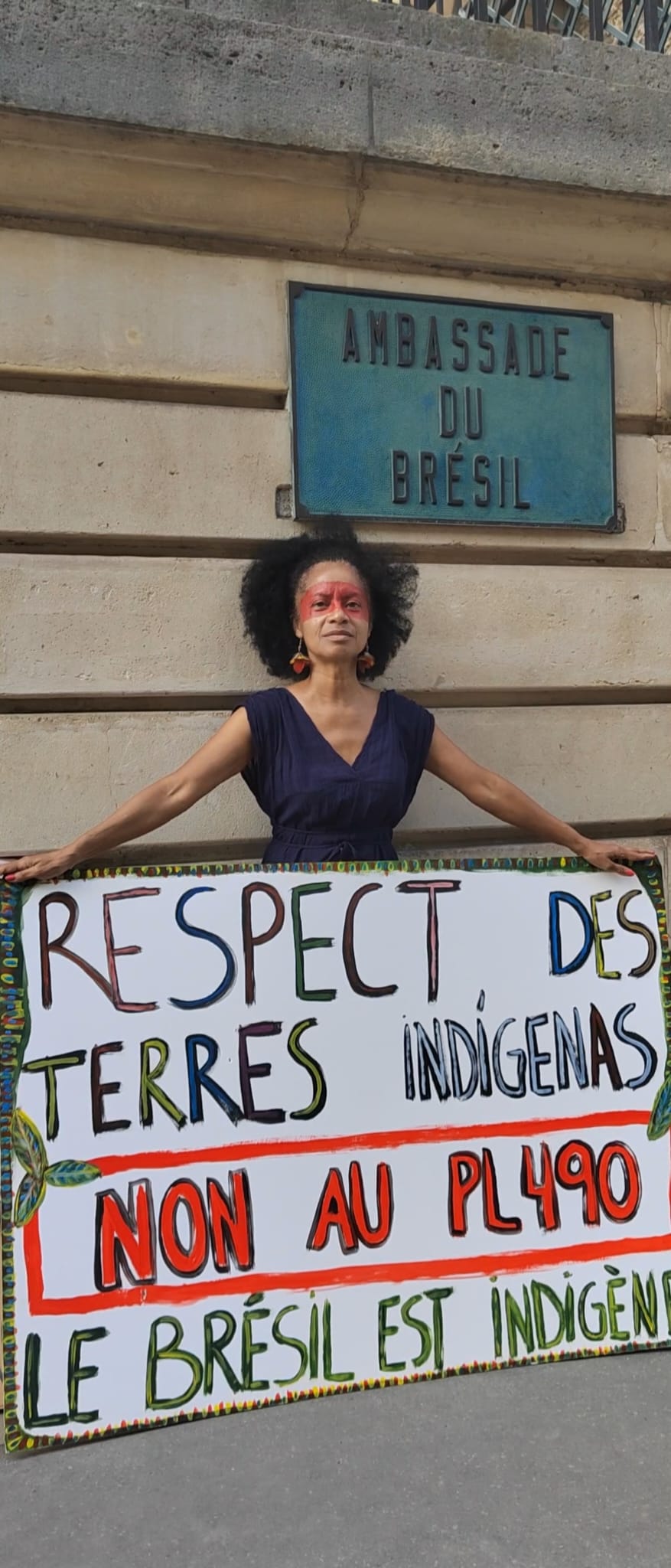 Brasileiros protestam em Paris contra o Marco Temporal