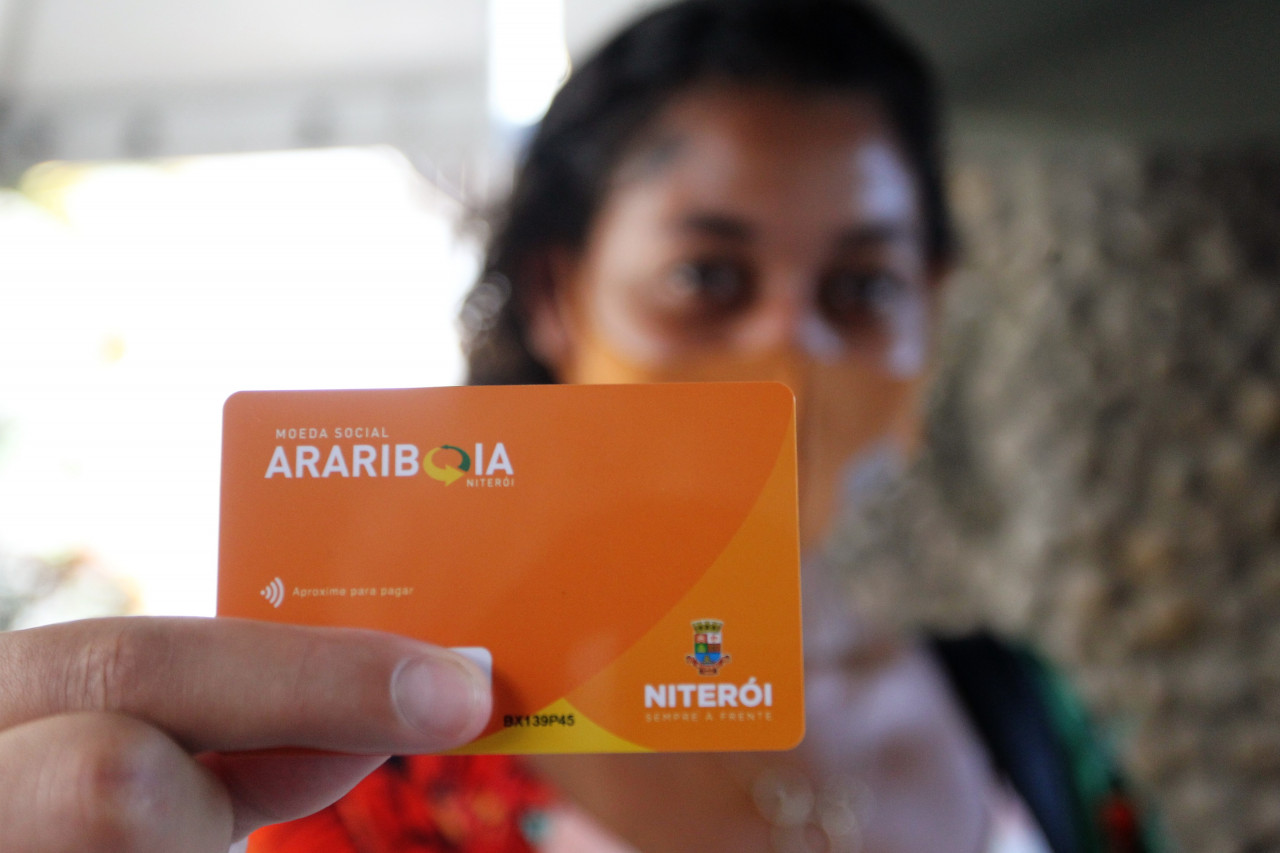 Foto de mulher segurando cartão Arariboia
