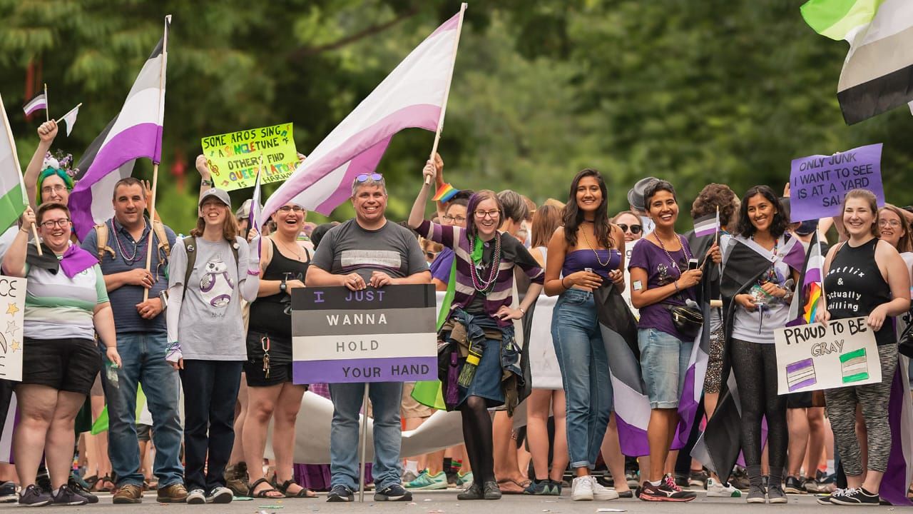 Assexuais reivindicam visibilidade no mês do orgulho LGBTQIAP+