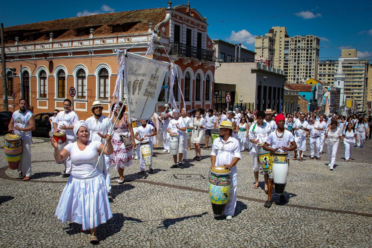 Em Curitiba, fé em Deus convive com razão, política e ciência